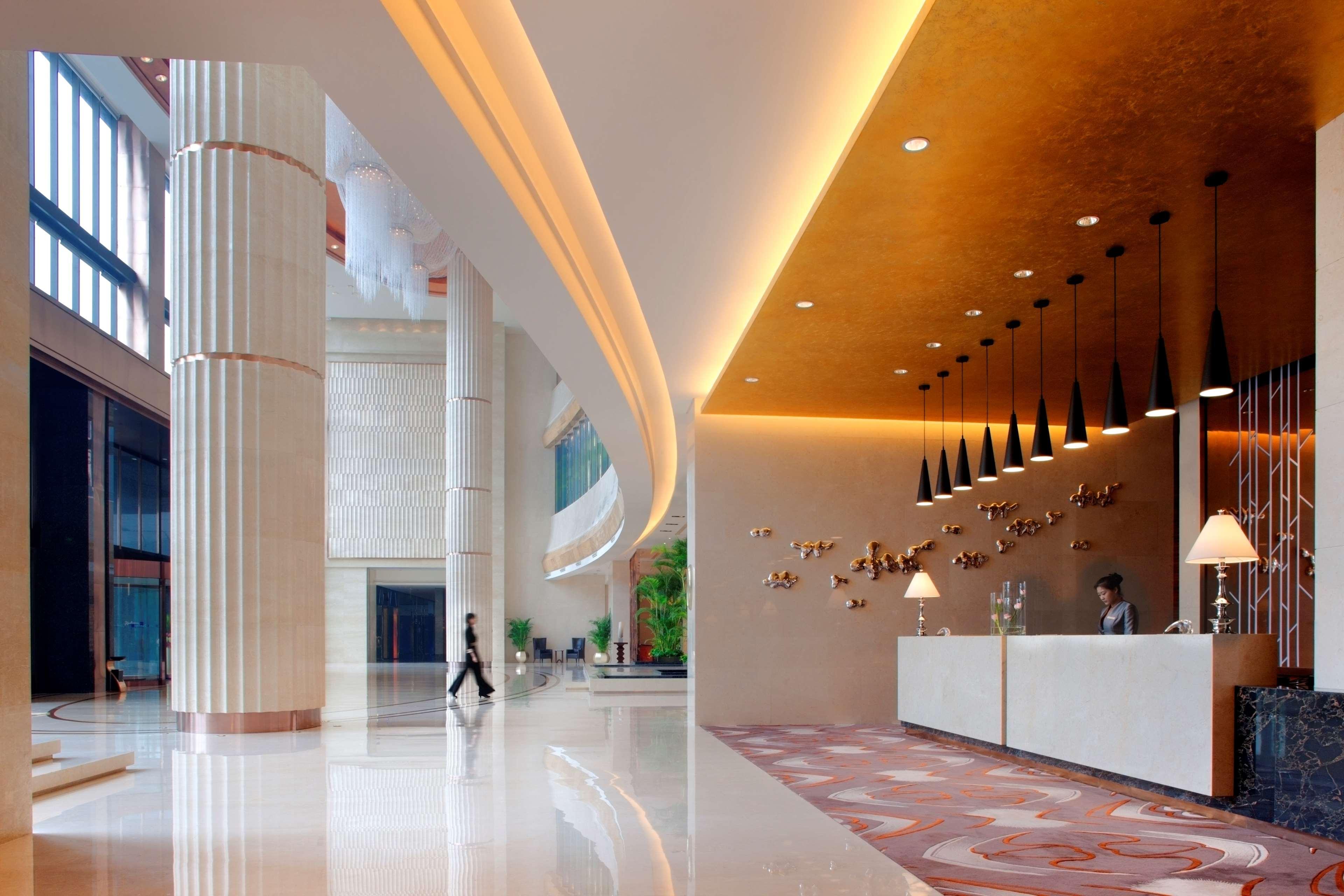 Radisson Blu Plaza Chongqing - Free 2 Bottle Of Local Beer Per Room During Stay Beltér fotó