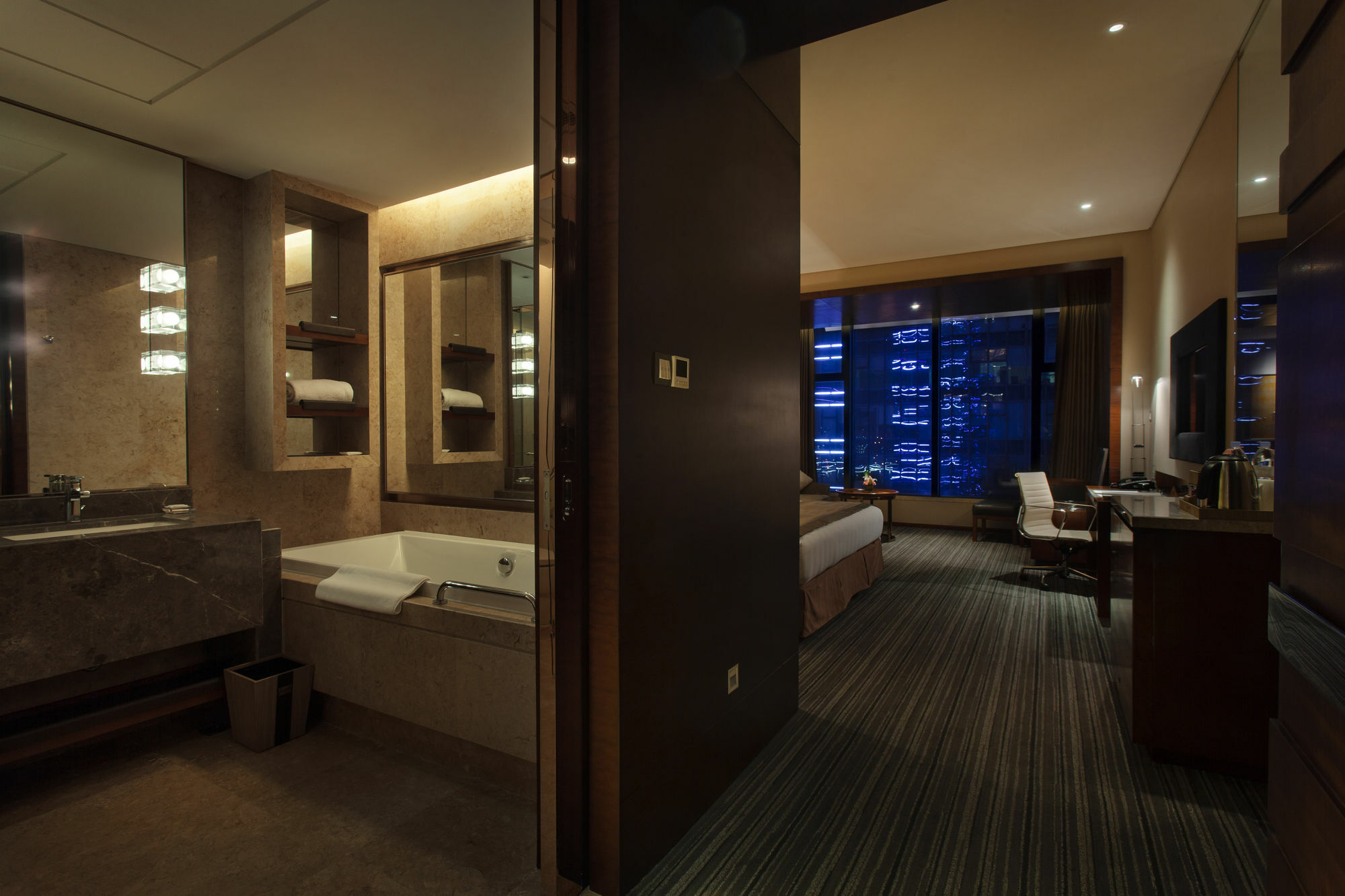 Radisson Blu Plaza Chongqing - Free 2 Bottle Of Local Beer Per Room During Stay Kültér fotó