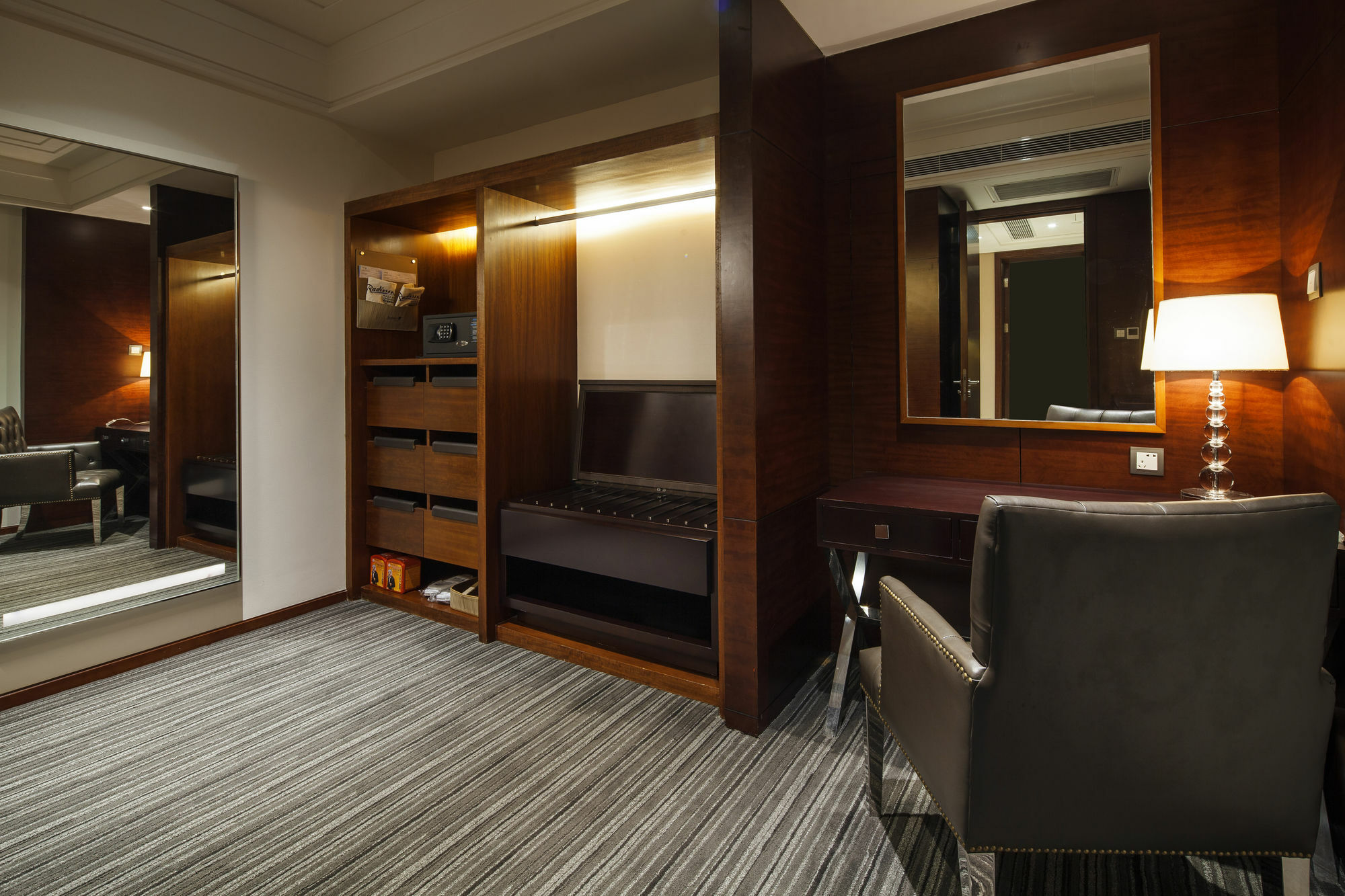 Radisson Blu Plaza Chongqing - Free 2 Bottle Of Local Beer Per Room During Stay Kültér fotó